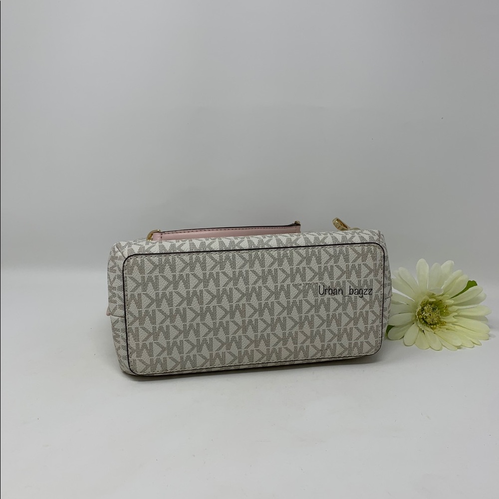 Michael Kors Teagen Small Messenger - Picture 6 of 10